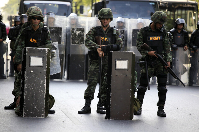 2010년 탁신 친나왓 전 총리를 지지하는 ‘빨간 셔츠’가 거리로 쏟아져나오자 군인들이 도심을 봉쇄한 모습.