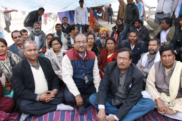 테라이-마데시 정당 관계자들이 네팔과 인도 사이 국경 다리에서 시위를 벌이고 있다.