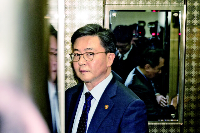 Minister of Unification Hong Yong-pyo enters an elevator at Seoul Central Government Complex after announcing the total suspension of operations at the Kaesong Industrial Complex