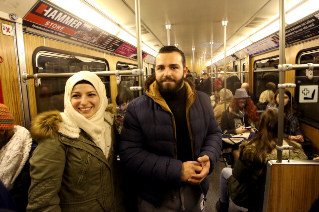 독일 뮌헨에서 지하철을 타고 이동하는 시리아 난민 사파(가명)와 아딜(가명) 부부.