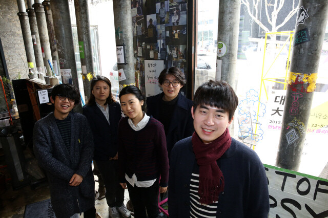 서울 용산구 한남동 카페 ‘테이크아웃드로잉’에서 강제집행에 대비해 세워둔 기둥 앞에 사람들이 모였다. 왼쪽부터 소설가 정현석, 운영진 최지안, 송현애, 음악가 이권형, 경인선씨. 류우종 기자