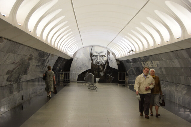 모스크바 지하철에서 만난 도스토옙스키.