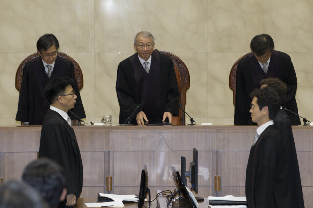 Supreme Court Chief Justice Yang Sung-tae (centre) at the Supreme Court in Seoul’s Seocho district for a ruling in the case of former National Intelligence Service Director Won Sei-hoon on charges of interfering in the 2012 presidential election