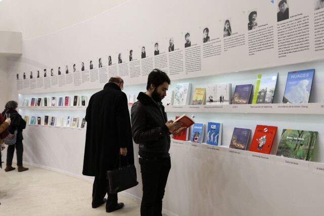 Visitors to the Paris Book Fair look at books in the South Korean hall. (Korean Publishers Association)
