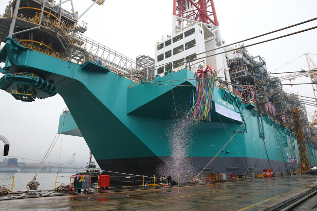 세계 첫 FLNG(부유식 액화천연가스 생산·저장·하역 설비) ‘사투’ 명명식이 3월5일 경남 거제도 옥포조선소에서 열렸다. 대우조선해양 제공