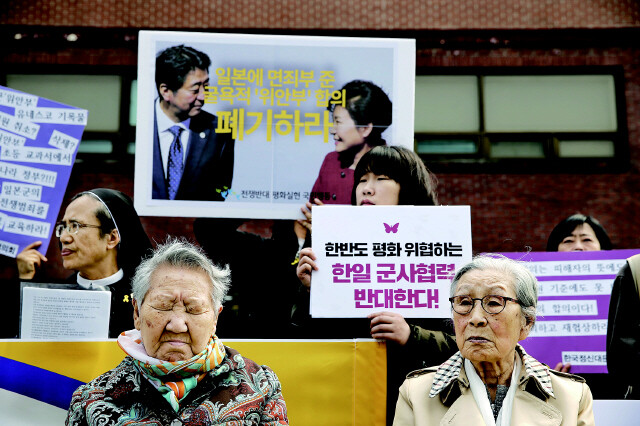 Former comfort woman Gil Won-ok and members of civic groups call for President Park Geun-hye to work toward a just resolution to the comfort women issue during her meeting this week in Washington with Japanese Prime Minister Shinzo Abe