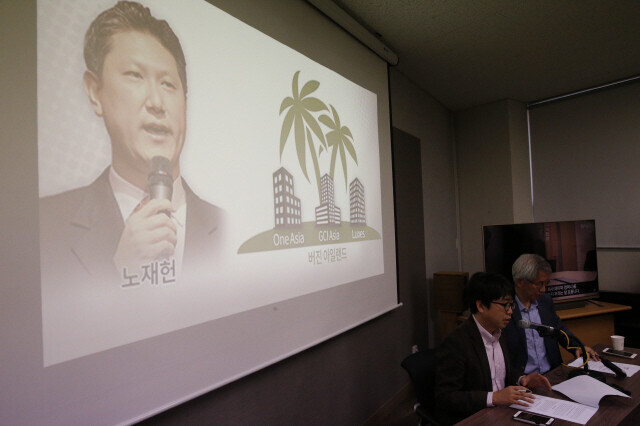 Newstapa President Kim Yong-jin (right) speaks about the first list of South Korean implicated in the Panama papers