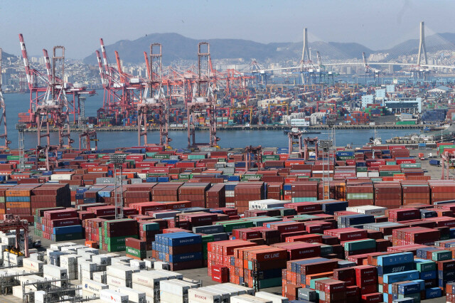 Containers for export at Shinseondae and Kamman piers at Busan North Port (Yonhap News)