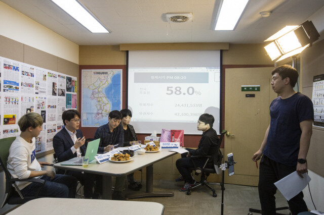 4월13일 저녁 <한겨레21>과 국범근씨가 협업한 제20대 총선 개표 페이스북 라이브 방송 2부 ‘팔도 선거 배틀’이 진행 중이다. 왼쪽부터 국범근씨, 안수찬 편집장, 송호진 시사팀장, 서보미 기자, 하어영 기자, 김완 디지털팀장. 박승화 기자