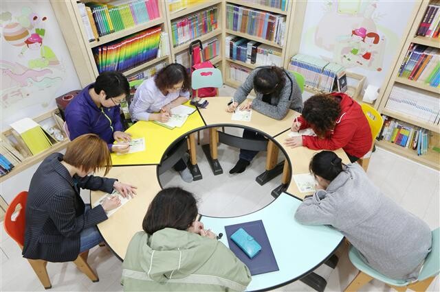 Mothers write letters to their children during a session of “Strong Heart Parenting Education” at the World Vision Welfare Center in Incheon