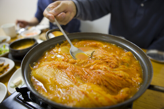 미원의 원료가 뱀이라는 소문이 돌면서 거부감을 가지는 마을 사람들이 있었지만 결국 집집마다 미원을 넣지 않으면 음식이 되지 않던 시절이 있었다. 박승화 기자