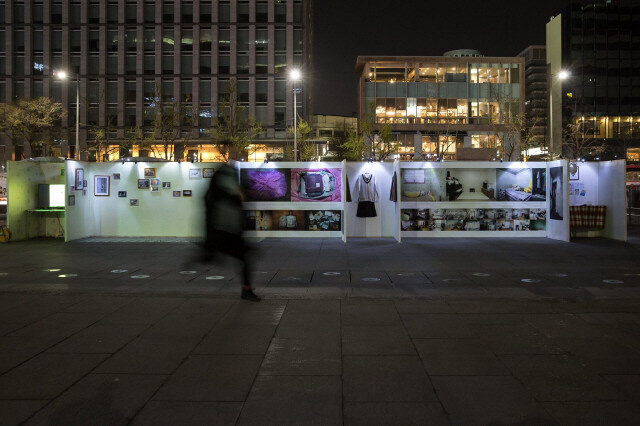 2015년 세월호 참사 1주기를 맞아 서울 광화문광장에서 열린 희생자들의 빈방 사진을 담은 ‘아이들의 방’ 전시회. 박승화 기자