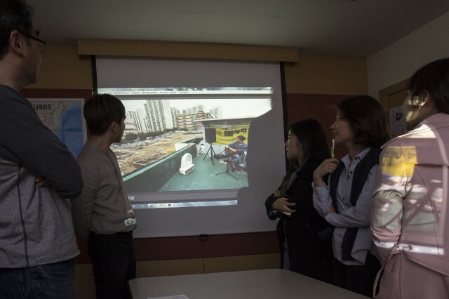 박승화 기자(맨 왼쪽)가 <한겨레21> 회의실에서 3기 교육연수생들에게 사진 강의를 하고 있다. 김진수 기자
