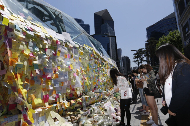 People leaves messages at exit 10 of Gangnam Subway Station in Seoul to a woman who was murdered in a bathroom nearby