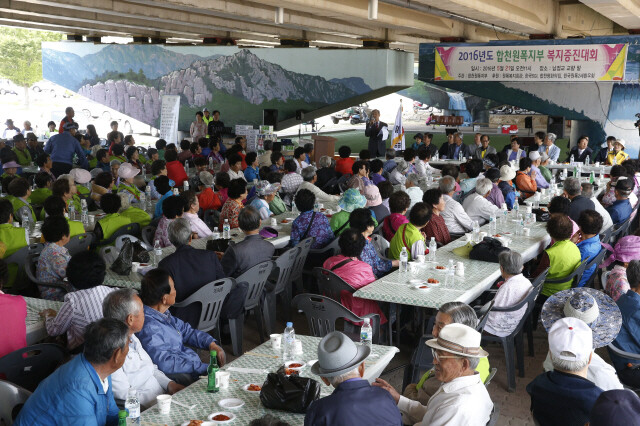 A picnic for South Korean atomic bomb survivors - called the “Gathering to Improve Welfare” - held in the shade under the Namjeong Bridge on the Hwang River