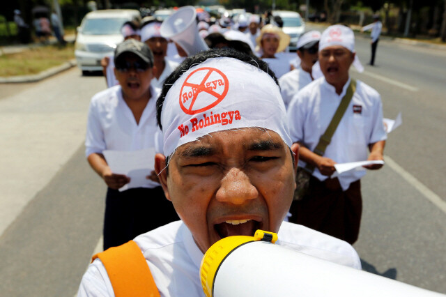 지난 4월28일 버마 랑군 주재 미국대사관 앞에서 대사관의 ‘로힝야’ 용어 사용에 항의하는 시위가 열렸다. REUTERS