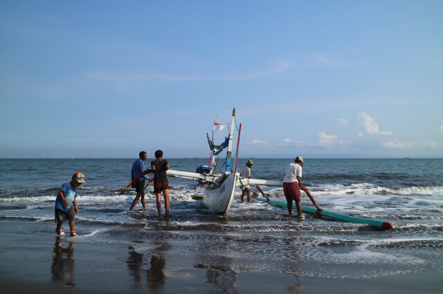 프란착 마을 바다에서 만난 어부 가족이 배를 뭍으로 끌어올리고 있다. 발리의 원래 모습을 간직한 서부 지역 주민들은 대부분 농업과 어업에 종사한다.