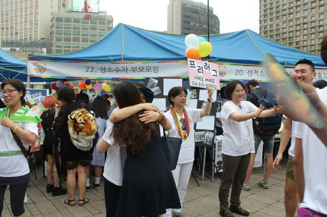 Parents of LGBT youth give free hugs during an event at the 2016 Queer Culture Festival at Seoul Plaza in front of Seoul City Hall on June 11. (provided by PFLAG Korea)