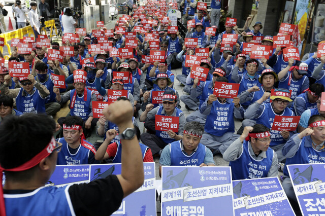 Members of the Korean Metal Workers Union chant slogans during a press conference near the Blue House in Seoul’s Jongno district