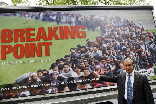 지난 6월16일 나이절 패라지 영국독립당 대표가 영국으로 몰려드는 난민 이미지를 담은 대형 포스터 옆에 서 있다. 그는 브렉시트 캠페인 과정에서 영국 서민층의 잠재적인 두려움을 자극하는 이미지를 적극적으로 이용했다. REUTERS 연합뉴스