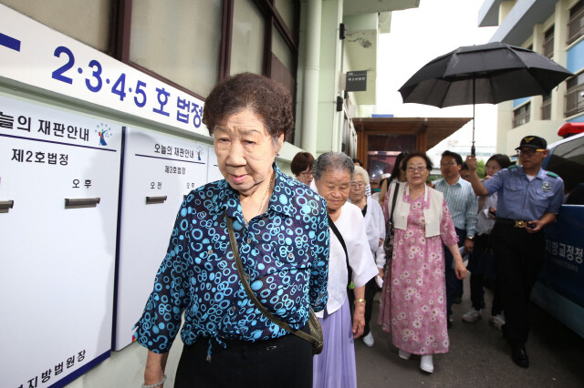‘일본군 위안부’ 피해 할머니들이 2014년 7월 <제국의 위안부> ‘도서출판 등 금지 및 접근금지’ 가처분 신청 사건 재판에 참석하고 있다. 한겨레 이정아 기자
