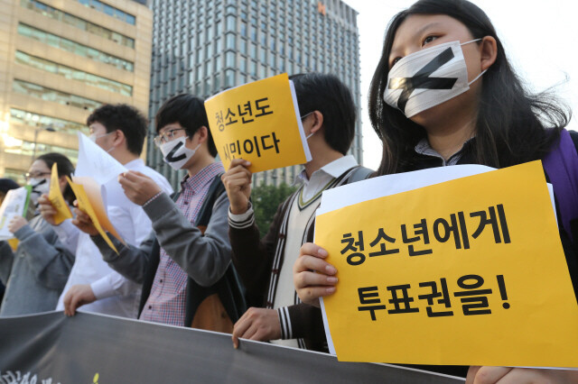 2014년 6·4 지방선거를 앞두고 서울 광화문 광장에서 ‘1618 선거권을 위한 시민연대’ 회원들이 청소년 참정권을 요구하는 기자회견을 열었다. 이들은 청소년 모의 투표도 했다. 한겨레 김태형 기자