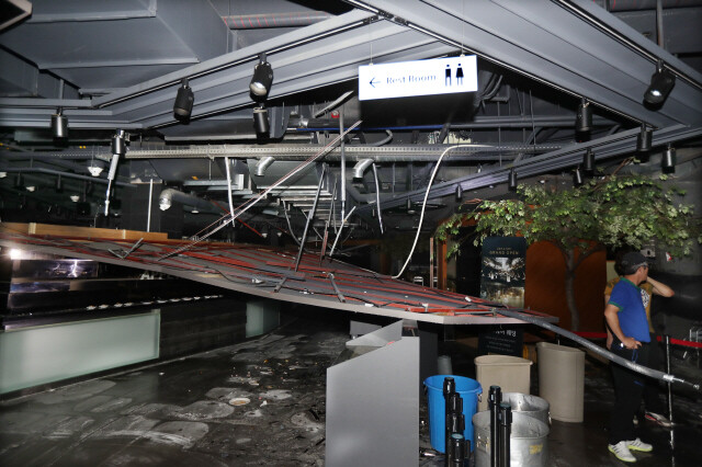 지난 9월12일 경남 김해대로 주상복합건물의 한 대형 식당 천장 대부분이 주저앉았다. 이날 국내에서 이례적으로 진도 5.8의 큰 지진이 발생했고, 그 일대는 폭탄을 맞은 것처럼 속수무책으로 피해를 봤다. 연합뉴스