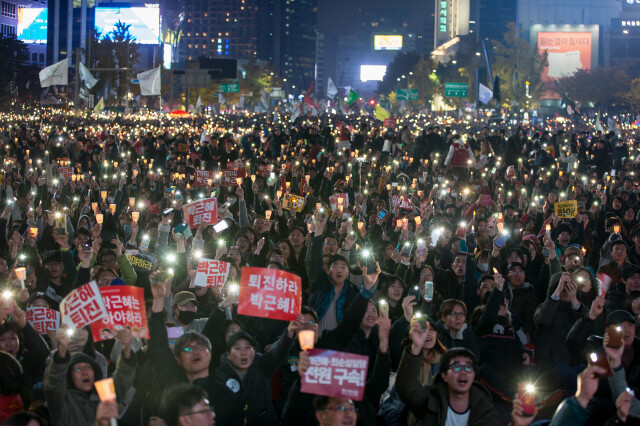 11월12일 광화문광장에서 시민들이 “박근혜 대통령 퇴진”을 외치며 시위하고 있다. 박승화 기자