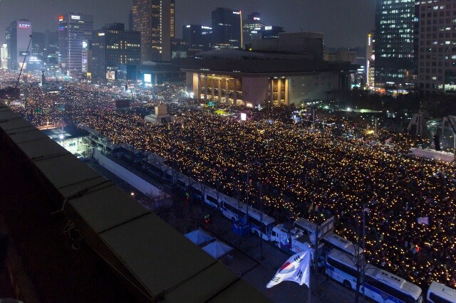 11월26일 서울 광화문 일대를 밝힌 촛불 행렬. 한 달 넘게 ‘박근혜 퇴진’을 외치는 촛불집회가 이어지고 있다. 이런 ‘촛불’의 기운은 어디로 흘러갈까. 박승화 기자