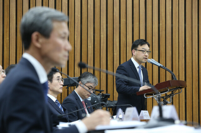 `박근혜 정부의 최순실 등 민간인에 의한 국정농단 의혹사건 진상규명을 위한 국정조사특위'가 5일 오후 국회에서 연 대통령 비서실 경호실 국가안보실, 기획재정부, 교육부 기관보고에서 이선우 청와대 의무실장이 답변하고 있다. 왼쪽은 이영석 대통령경호실 차장.강창광 기자 chang@hani.co.kr