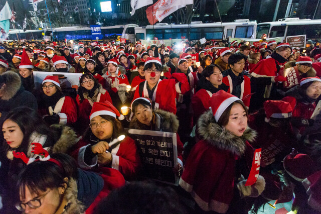 2016년 12월24일, 청년들이 크리스마스이브를 맞아 산타 복장을 하고 ‘박근혜 탄핵’ 촛불집회에 참여했다. 박승화 기자