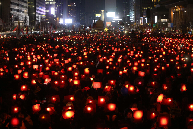 2월18일 서울 광화문광장에서 열린 16차 촛불집회에서 시민들이 ‘박근혜 대통령 퇴장’을 뜻하는 레드카드를 들고 있다. 한겨레 강창광 기자