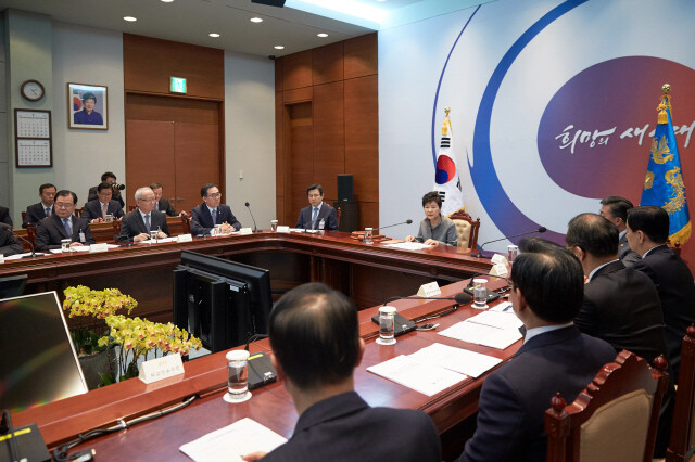 2016년 4월28일 박근혜 대통령이 청와대에서 국가안전보장회의를 주재하고 있다. 청와대