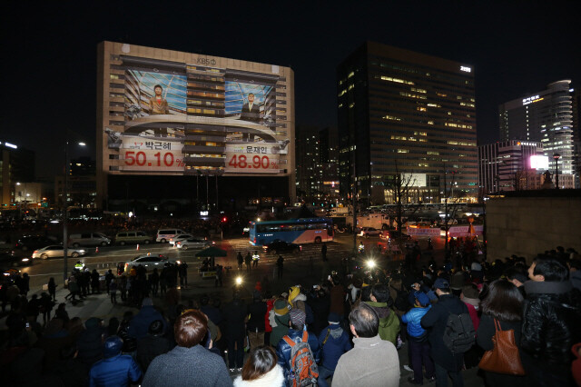 이번엔 내가 찍는 후보가 당선될까. 2012년 12월19일 저녁 서울 광화문에서 시민들이 제18대 대통령선거 개표방송 출구조사 결과를 지켜보고 있다. 김봉규 기자