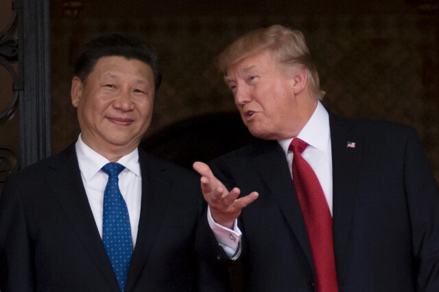 Chinese President Xi Jinping and US President Donald Trump during their summit at the Mar-a-Lago resort in Florida. (AFP/Yonhap News)