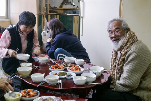 오두희가 몸담고 있는 ‘평화바람’은 특별한 회의도 체계도 없다. 아침밥을 함께 먹으며 얘기하고 공감한다. 유사가족 형태로 오랫동안 한국 사회운동에 헌신해왔다.