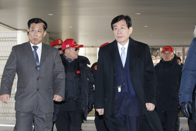원세훈 전 국가정보원장이 2015년 2월9일 서울고등법원에서 열린 국정원 대선 개입 의혹 사건 항소심 선고를 위해 법정으로 들어가고 있다. 한겨레 이정아 기자