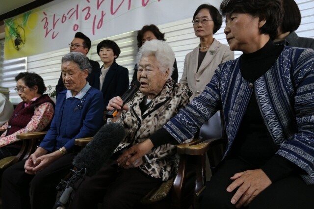 Comfort woman survivor Lee Ok-seon takes the microphone during a fundraising appeal that was held at the House of Sharing in Gwangju City in Gyeonggi Province on Oct. 11 (Hankyoreh Archive)