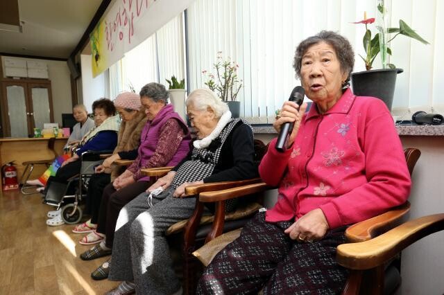 Survivor of Japanese sexual enslavement Kang Il-chul (far right) demands an official apology and commensurate reparations from the Japanese government at a support center for former “comfort women” in Gwangju