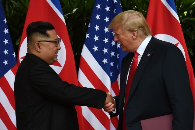 North Korean leader Kim Jong-un and US President Donald Trump during their summit in Singapore on June 12. (Hankyoreh archives)