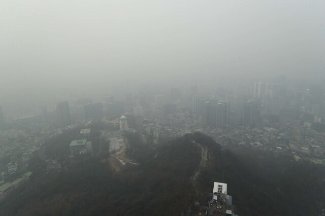 Seoul is blanketed by fine-particle pollution. (Hankyoreh archives)