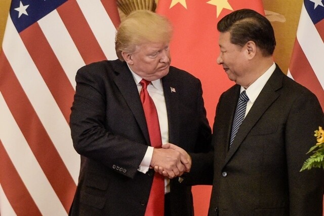 US President Donald Trump and Chinese President Xi Jinping in Beijing in November 2017. (Yonhap News)