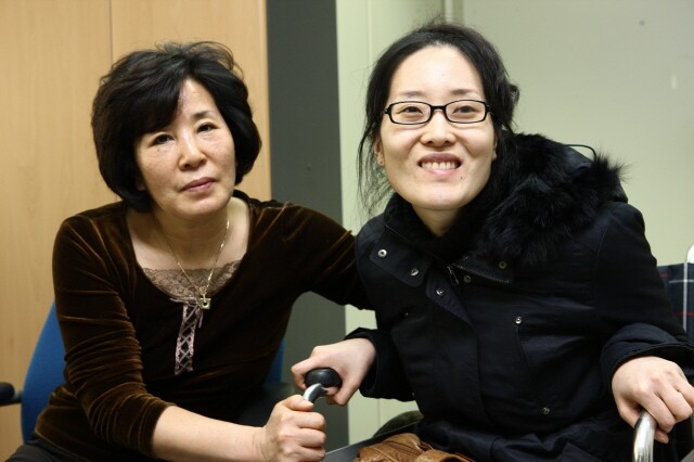 Han Hye-gyeong (right) and her mother Kim Si-nyeo. (Ryu Woo-jong