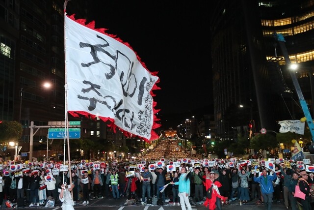 10월12일 서울 서초역 네거리에서 검찰개혁 촛불집회가 열렸다.