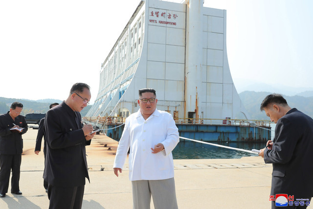 An image of North Korean leader Kim Jong-un conducting field guidance of tourism facilities at Mt. Kumgang released by the Korean Central News Agency on Oct. 23. (Yonhap News)