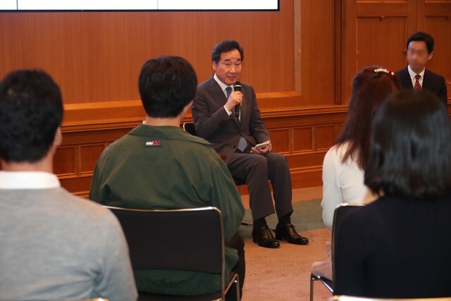 South Korean Prime Minister Lee Nak-yeon meets with Japanese students at Keio University in Tokyo on Oct. 23.