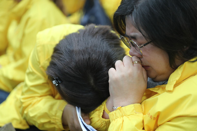 Family members of the Sewol tragedy victims shed tears upon hearing the findings of an investigative committee’s probe into the rescue effort in Seoul on Oct. 31. (Baek So-ha, staff photographer)
