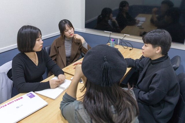 10월27일 오후 서울 홍익대 앞 스터디룸에서 (왼쪽부터 시계방향) 하미나·이은진·김소염·신화용씨가 ‘설리와 나’를 주제로 집담회를 하고 있다. 박승화 기자