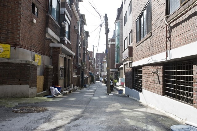 An alleyway full of the low-rise studios that young people tend to rent due to their lower costs. (Park Seung-hwa, staff photographer)