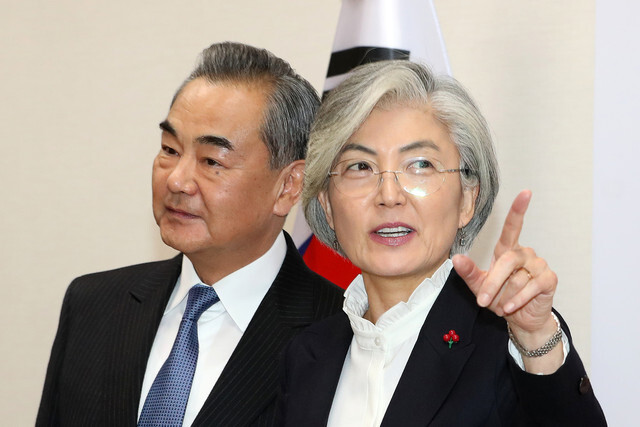 South Korean Foreign Minister Kang Kyung-wha and Chinese Foreign Minister Wang Yi at the South Korean Ministry of Foreign Affairs in Seoul on Dec. 4. (Yonhap News)